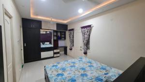 Habitación con cama y TV. en Kamalam 3BHK Villa 1AC and 2 Non AC Bedrooms, en Coimbatore