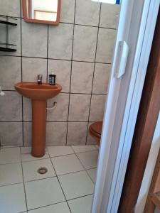 y baño con lavabo y aseo. en Prático e bem localizado Studio, na CB en Porto Alegre