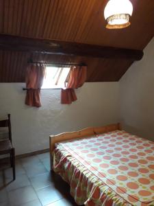 1 dormitorio con cama y ventana en Appart chalet, en Saint-Martin-Vésubie