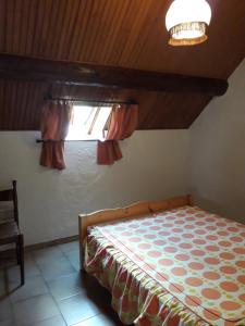 une chambre avec un lit et une fenêtre dans l'établissement Appart chalet, à Saint-Martin-Vésubie