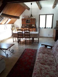 un salon avec une table et un canapé dans l'établissement Appart chalet, à Saint-Martin-Vésubie 6 autres photos