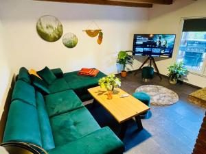 O zonă de relaxare la Wellness Bungalow Auszeit mit Außensauna, Hunde Willkommen