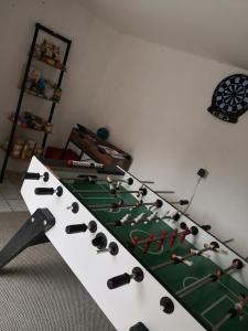 una habitación con una mesa con una mesa de juego en L 'ALBIZIA, en Chauvigny