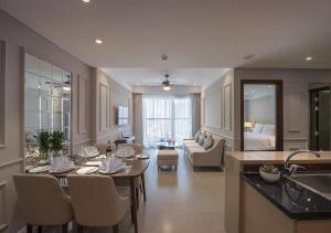 eine Küche und ein Wohnzimmer mit einem Tisch und einem Sofa in der Unterkunft Sunrise Luxury Apartment with Ocean View in Đà Nẵng