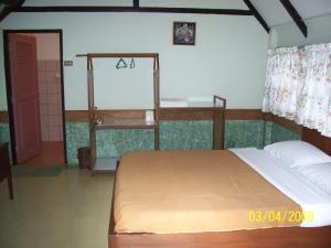 1 dormitorio con 2 literas en una habitación en Saichonview Riverkwai Resort, en Ban Dan Makham Tia