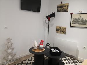 Una habitación con una mesa con un juguete de gato. en L 'ALBIZIA, en Chauvigny