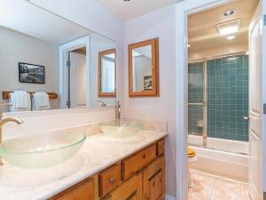 a bathroom with two sinks and a tub and a shower at 223 Forest Pines short walk to bike path and the Hyatt Casino in Incline Village +16 photos