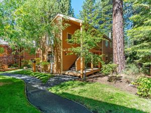 una cabaña de madera en el bosque con una pasarela en 252 McCloud Upper level unit, en Incline Village