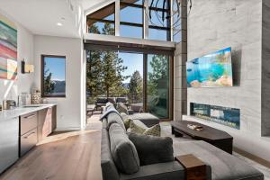 sala de estar con sofá grande y cocina en Appreciate this exclusive private penthouse located on Lake Tahoe, en Crystal Bay