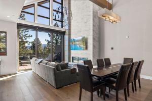 comedor con mesa y sofá en Appreciate this exclusive private penthouse located on Lake Tahoe, en Crystal Bay