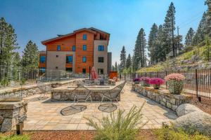 un patio con mesa y sillas frente a un edificio en Appreciate this exclusive private penthouse located on Lake Tahoe, en Crystal Bay