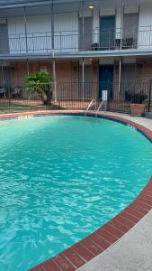 duży niebieski basen przed budynkiem w obiekcie Rafeal w mieście Houston