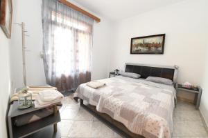 1 dormitorio con cama, mesa y ventana en NIKITA'S HOUSE - 3 min from racetrack - Free parking and Wifi - 7 guests, en Serres