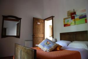 - une chambre avec un lit et un oreiller dans l'établissement La Tufaia, à Città di Castello