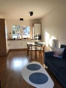 un salon avec un canapé et une table dans l'établissement Apartament Nad Liwką, à Niechorze