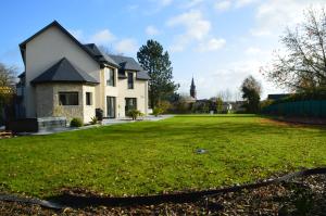 ein Haus mit großem Rasen davor in der Unterkunft Villa d'architecte tout près d'Honfleur - SPA in Équemauville
