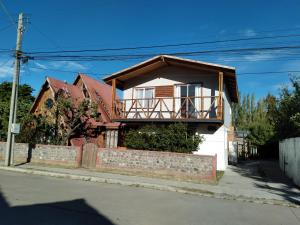 a house with a balcony on top of a wall at Antawara in Chile Chico