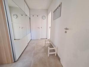 un pasillo blanco con un banco en una habitación en Hortensie Speyer en Espira