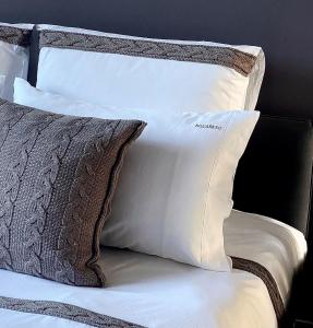 un montón de almohadas encima de una cama en SQUARE50 boutique suite, en Ostende