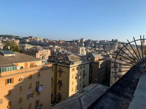uma vista para uma cidade com uma roda gigante em Genova la libertà dell'attico em Gênova