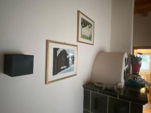 Televízia a/alebo spoločenská miestnosť v ubytovaní Ferienwohnung HOAMAT