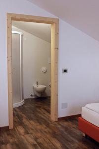 La salle de bains est pourvue d'un lavabo et de toilettes. dans l'établissement Ski Lodge Pampeago, à Tesero