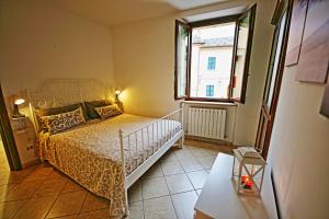 Habitación pequeña con cama y ventana en Dimora San Martino, en Offida