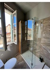 uma casa de banho com chuveiro, WC e janelas em Jacques III d'aragon em Montpellier