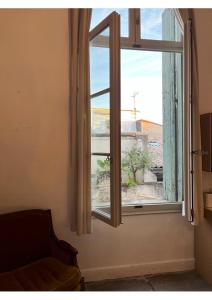 - une fenêtre dans une chambre avec une chaise donnant sur dans l'établissement Jacques III d'aragon, à Montpellier