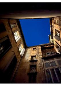 d'une vue sur un grand bâtiment avec un ciel bleu. dans l'établissement Jacques III d'aragon, à Montpellier
