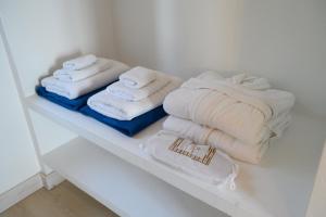 A bed or beds in a room at Bella Vista Ereikousa