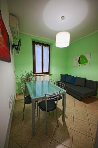 sala de estar con mesa de cristal y sofá en Dimora San Martino, en Offida
