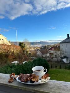 Florvåg的住宿－Florvåg -flott utsikt mot byen，桌上的一块食物和一杯咖啡