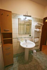 y baño con lavabo y espejo. en Dimora San Martino, en Offida