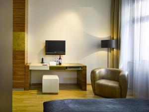 Televízia a/alebo spoločenská miestnosť v ubytovaní The ICON Hotel & Lounge
