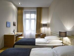 Posteľ alebo postele v izbe v ubytovaní The ICON Hotel & Lounge