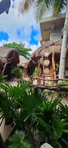 uma vista para um resort com um crânio e palmeiras em Cabañas Playa Condesa em Tulum