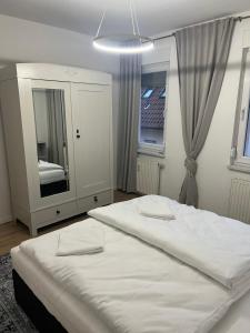 Una cama o camas en una habitación de KiMMCo Residenz am Schloss
