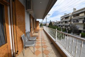 d'un balcon avec deux chaises et une balustrade. dans l'établissement NIKITA'S HOUSE - 3 min from racetrack - Free parking and Wifi - 7 guests, à Serres