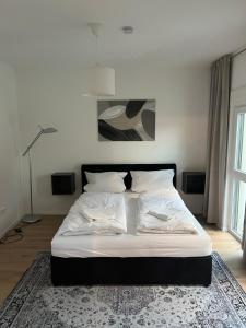 Una cama o camas en una habitación de KiMMCo Residenz am Schloss