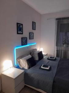 Un dormitorio con una cama con una luz azul. en White House Apartman Budapest, en Budapest