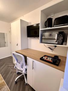 Eldhús eða eldhúskrókur á R3 - Private Room with Kitchenette and Lounge in Birmingham House - Quinton
