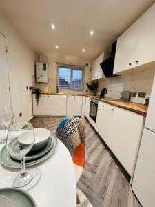 Kjøkken eller kjøkkenkrok på R3 - Private Room with Kitchenette and Lounge in Birmingham House - Quinton