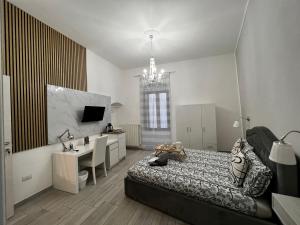 1 dormitorio con cama, escritorio y lavamanos en La Maison da Francy, en Bitetto