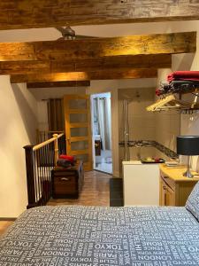 een keuken en een slaapkamer met een bed en een badkamer bij Bonheur partagé in Lévis