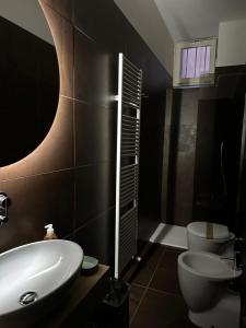 ARCHIVIO MANZONI 37 في كريمونا: حمام مع حوض أبيض ومرحاض