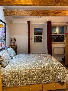 Schlafzimmer mit einem Bett und einem Fenster in der Unterkunft Bonheur partagé in Lévis