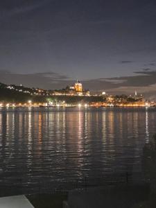 a view of the water at night at Bonheur partagé in Lévis