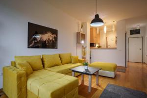 Posezení v ubytování Yellow Lux apartment