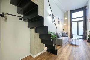 een woonkamer met een zwarte wenteltrap bij Acacias Apartments - City Centre in Madrid